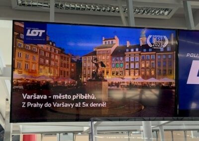 Reklama Warszawy na lotnisku w Pradze